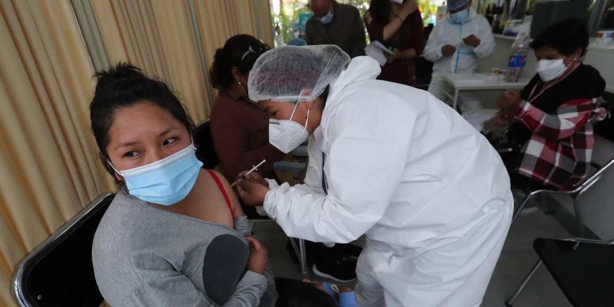 Carné o Certificado de vacunación contra COVID-19 obtenido en el exterior vale en Ecuador