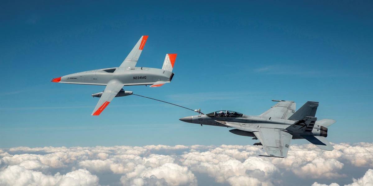 Un dron reabastece de combustible un avión militar de EEUU en pleno vuelo