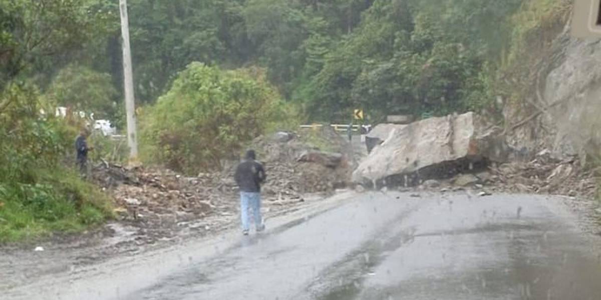 Un tramo de la vía Baeza-Papallacta está cerrado por deslizamiento de tierra y piedras