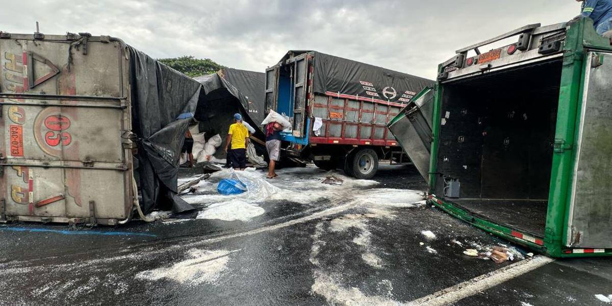 Volcamiento de dos camiones produce fuerte congestión vehicular en vía a la Costa