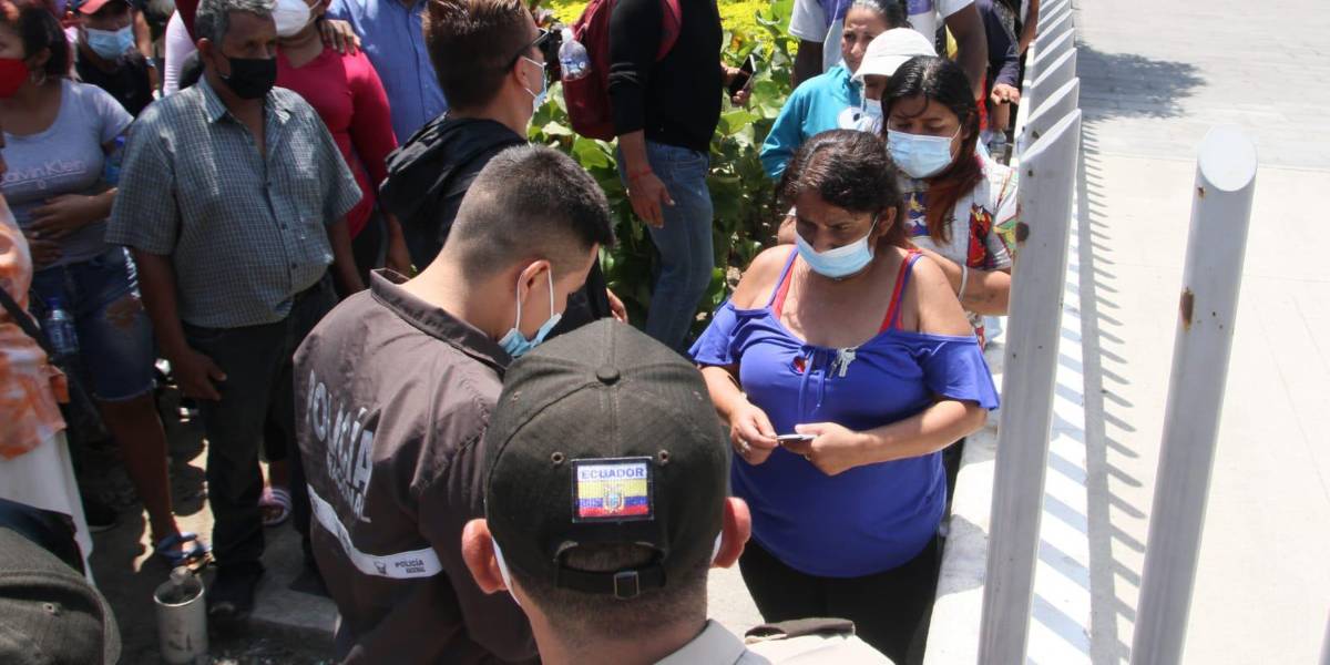 Familiares de reos asesinados continúan esperando información afuera de la morgue