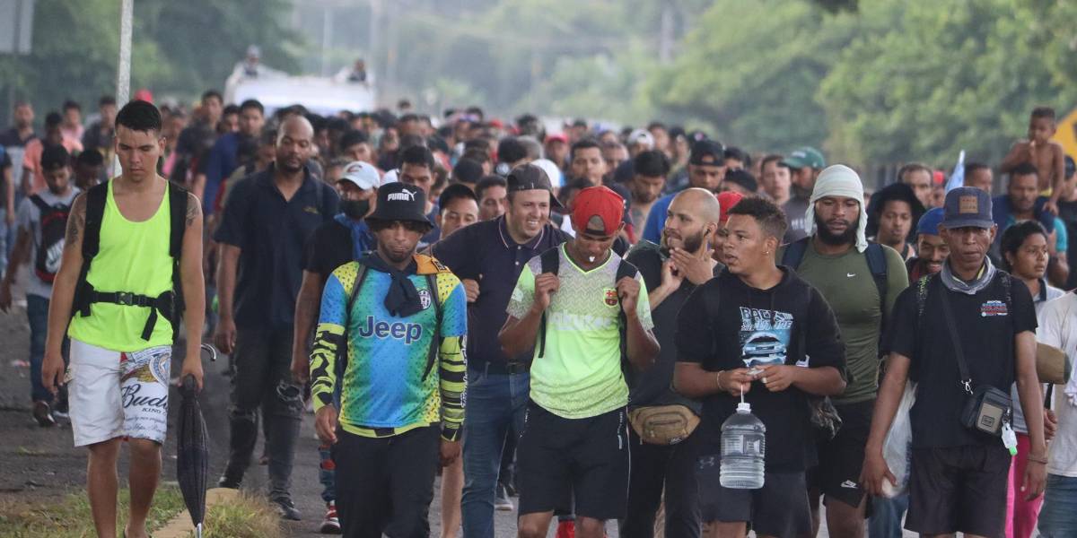 Tres caravanas de migrantes avanzan por el sur de México rumbo a EE.UU.