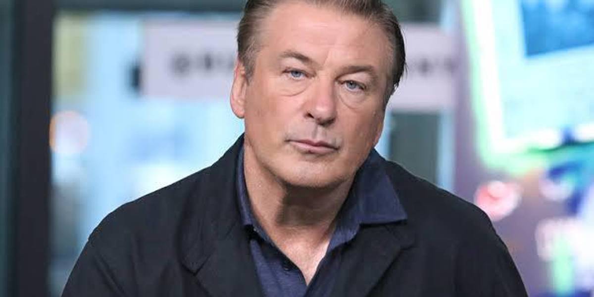 Alec Baldwin reflexiona sobre el paso del tiempo vestido del Real Madrid