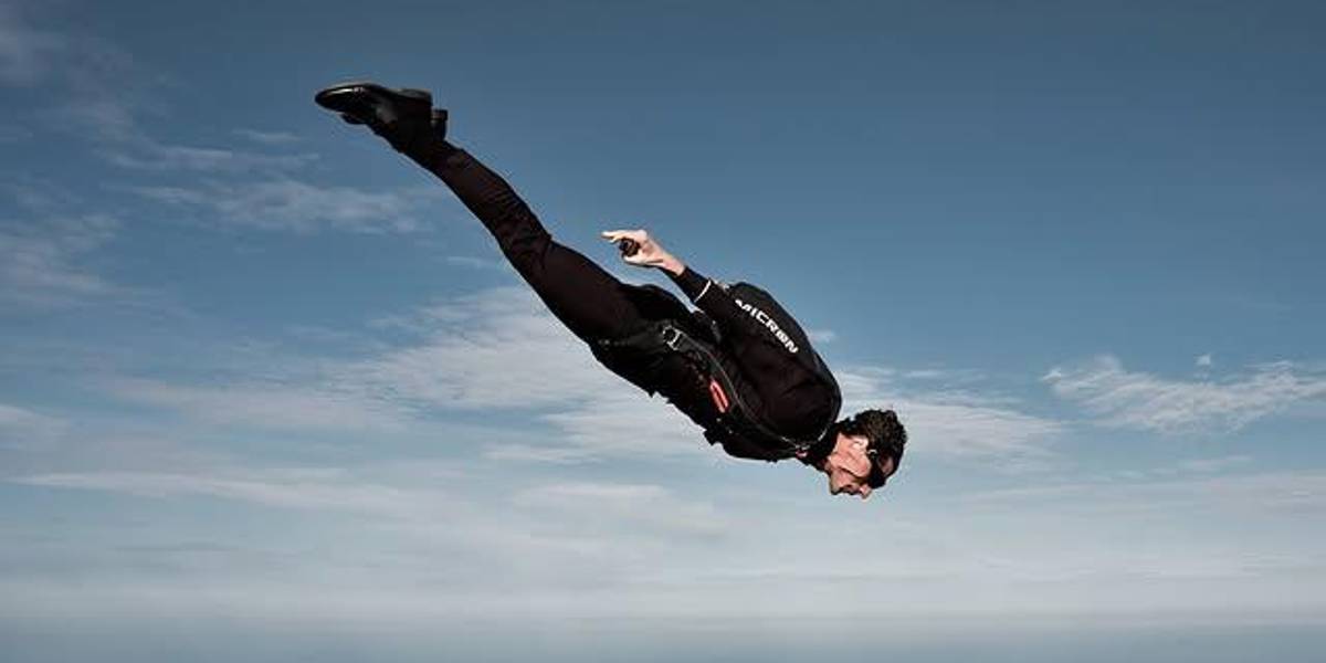 Joven paracaidista deja caer por error su teléfono a 2000 metros de altura y lo encuentra intacto