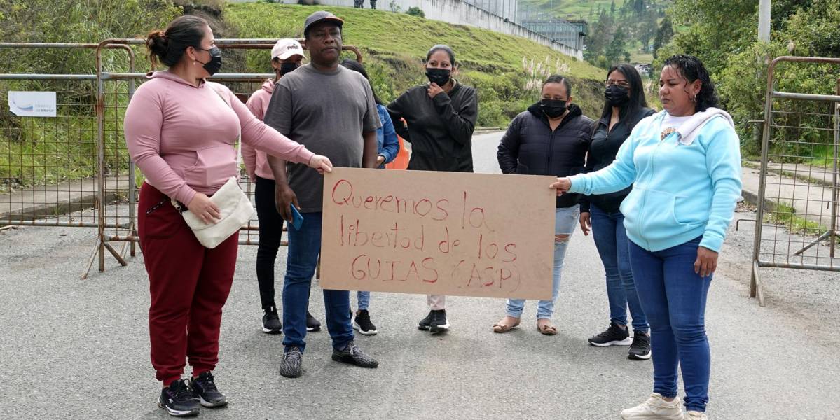 Ecuador bajo ataque: drama y angustia en los familiares de guías penitenciarios retenidos en las cárceles