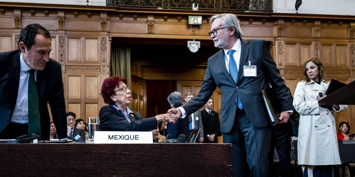 México acusa a Ecuador de cruzar líneas que no se deben cruzar por asalto a su embajada