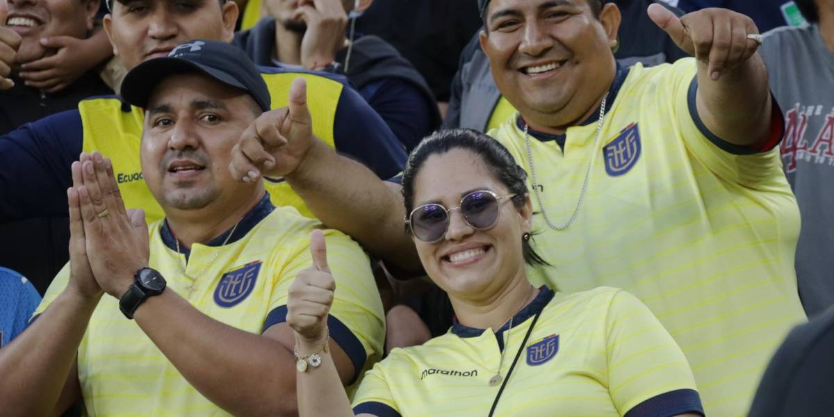 (VIDEO) Un joven le pidió matrimonio a su novia en el partido Ecuador vs. Uruguay
