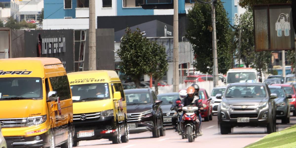 SRI notificará a deudores del Impuesto Vehicular