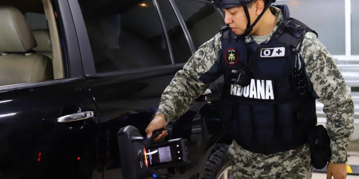 Ecuador recibe escáneres de EE.UU. y los usará en fronteras con Colombia y Perú