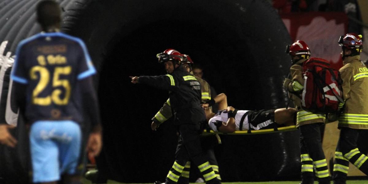 El árbitro del partido entre Deportivo Cuenca y El Nacional se lesionó y fue retirado en camilla