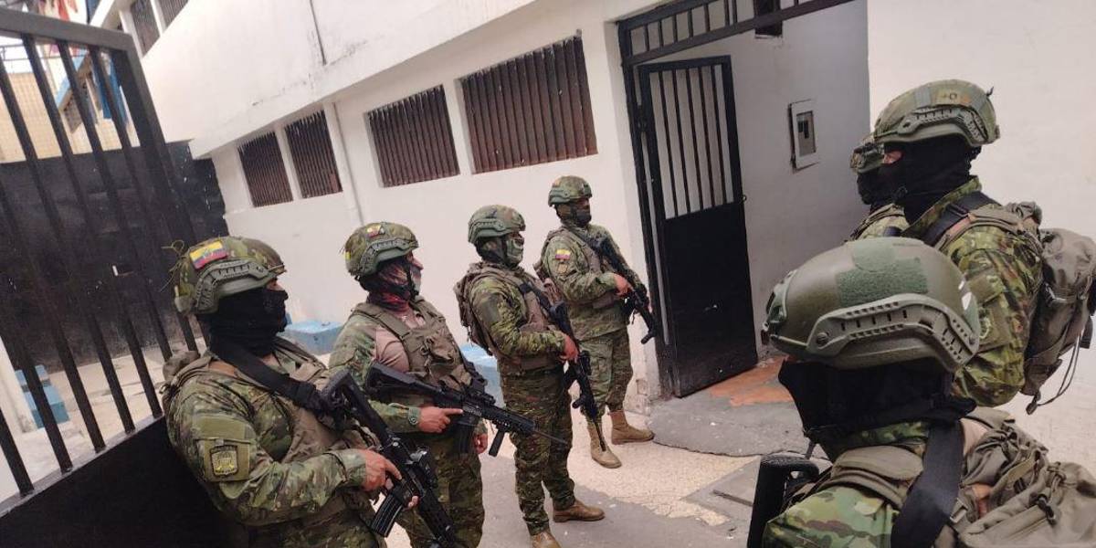 Los militares encontraron cigarrillos, pipas y más artículos prohibidos en la cárcel El Inca, en Quito