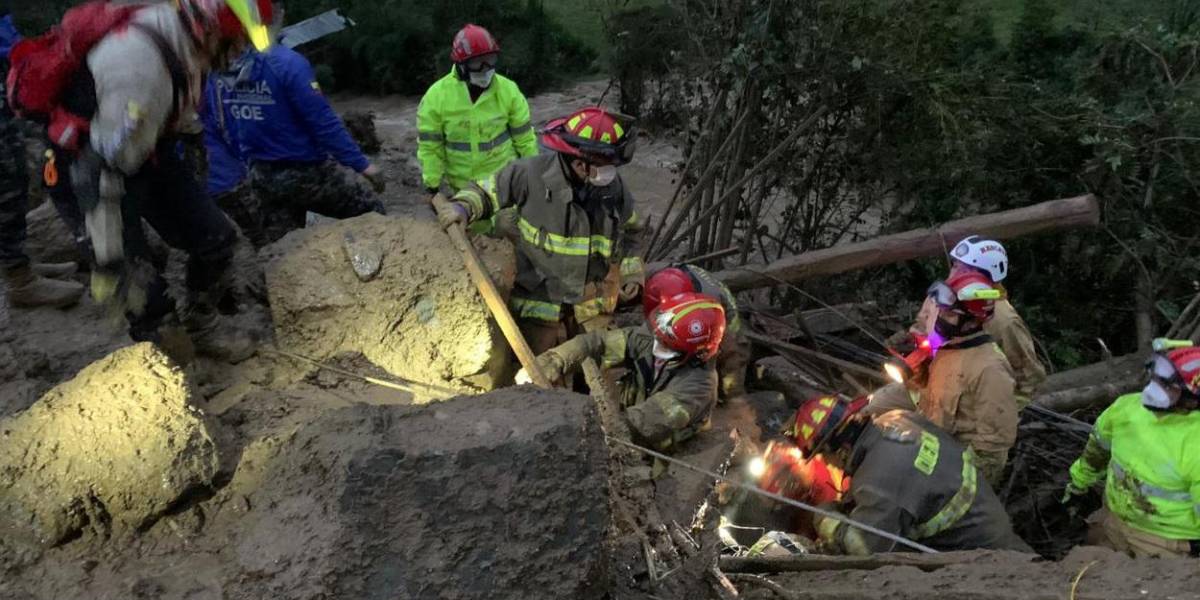 Al menos 3 muertos y varios desaparecidos tras deslave en la vía Cuenca - Molleturo
