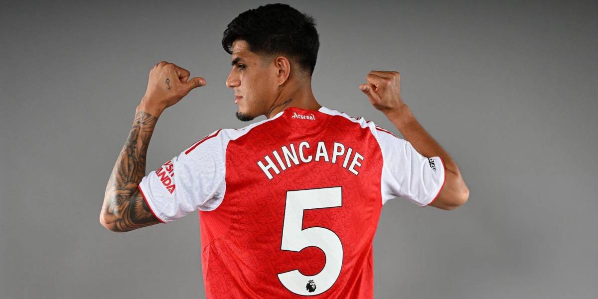 (Video) Así fue el emotivo momento en que Piero Hincapié recibió la camiseta del Arsenal
