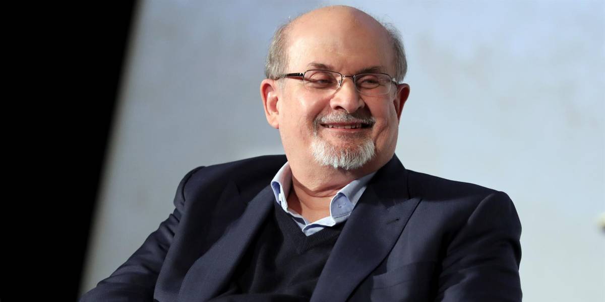 Apuñalan al escritor Salman Rushdie mientras daba una conferencia en Nueva York
