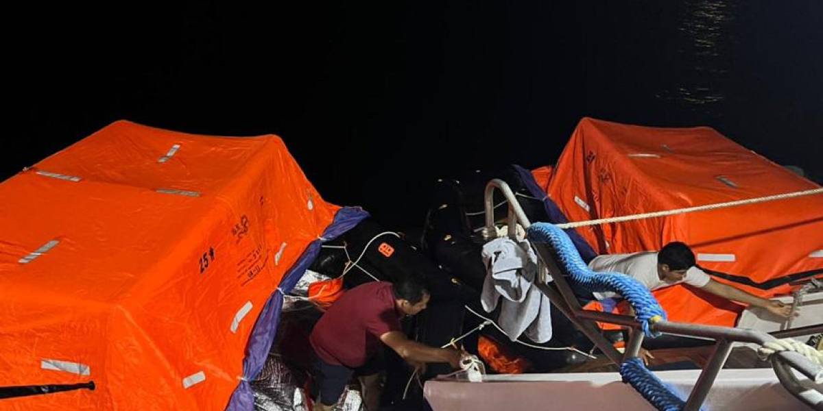 Galápagos: 25 personas rescatadas tras incendio de un barco turístico que se hundió
