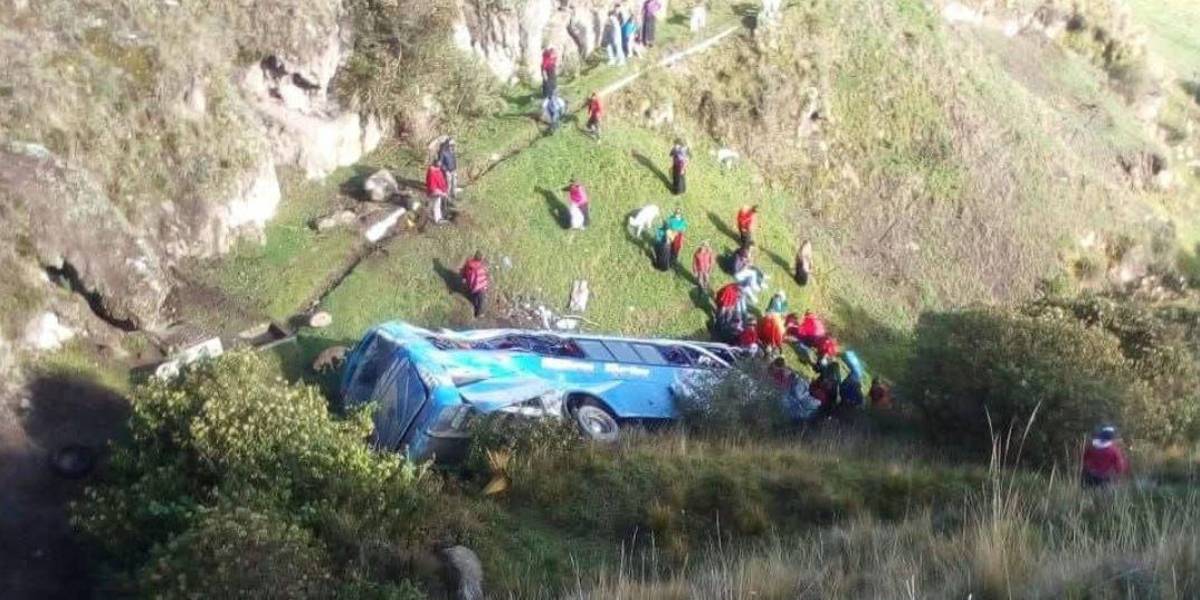 Un bus cayó a una quebrada y deja al menos tres fallecidos en Guamote