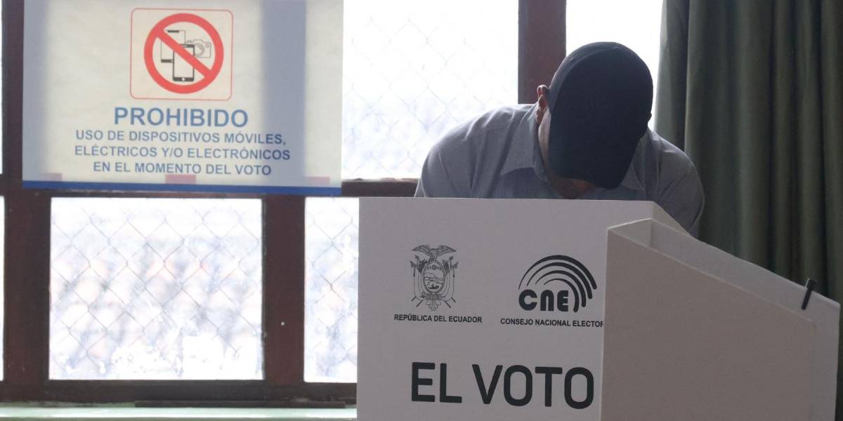 Consulta popular y referéndum 2025 | Al menos ocho personas han sido notificadas por tomar foto al voto