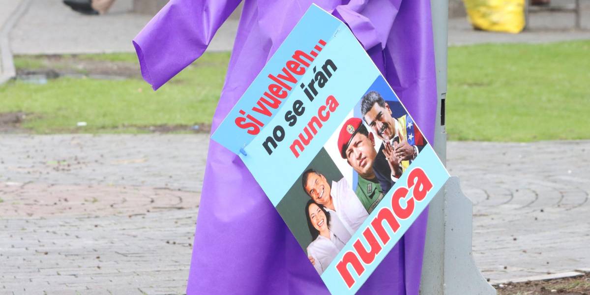 Cucuruchos en las calles de Quito con mensajes contra Luisa González, Correa, Maduro y Chávez