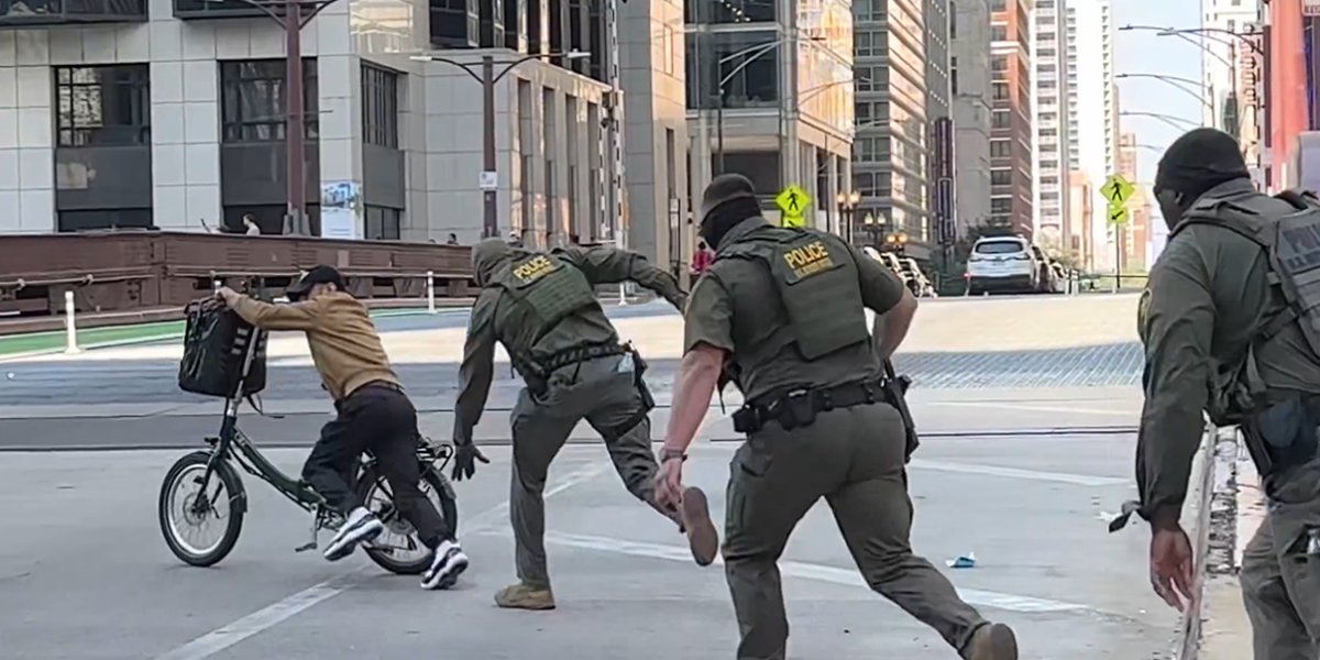 Video: Ciclista de delivery se viraliza tras lograr escapar de una redada del ICE