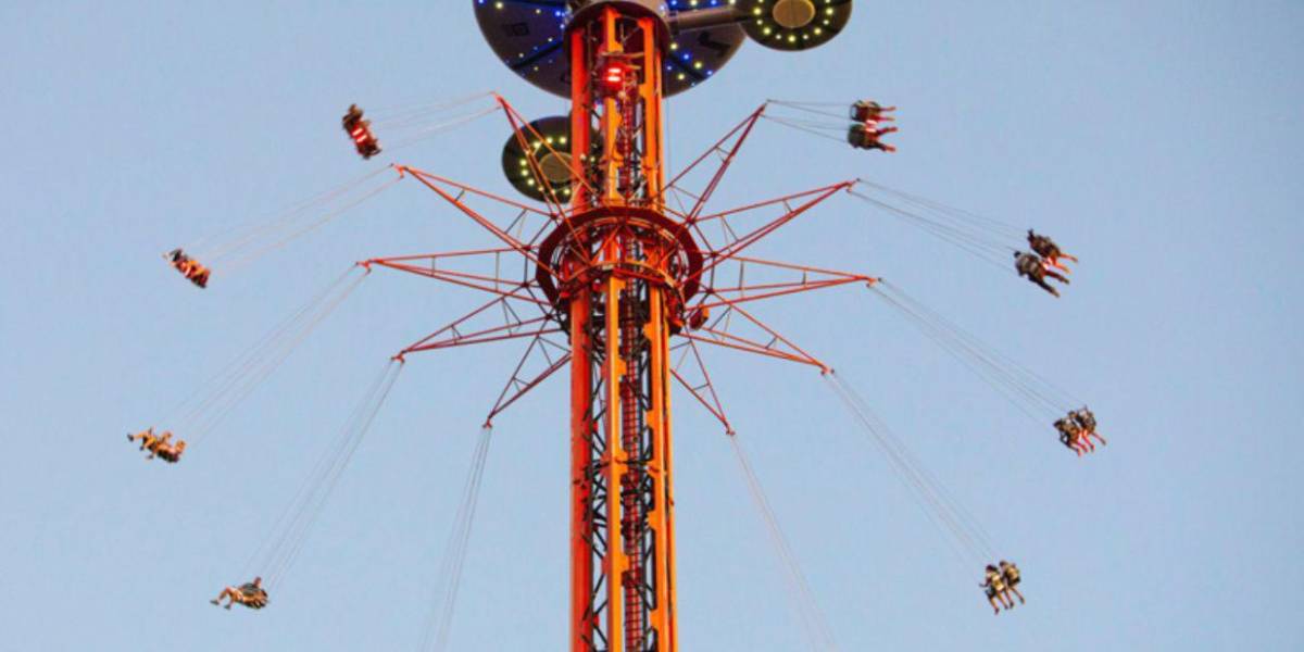 Susto en el Parque de Atracciones de Madrid: sillas voladoras quedan detenidas en plena altura