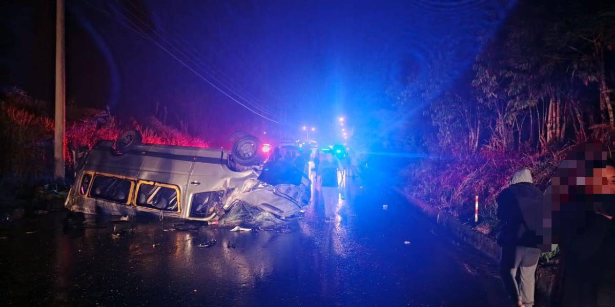 Un choque entre una furgoneta y un tráiler deja al menos cuatro fallecidos y cinco heridos en Morona Santiago