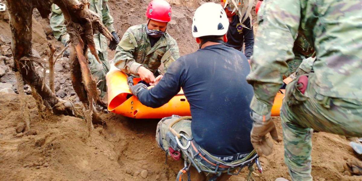 Deslave en Alausí: van 27 cuerpos hallados entre los escombros