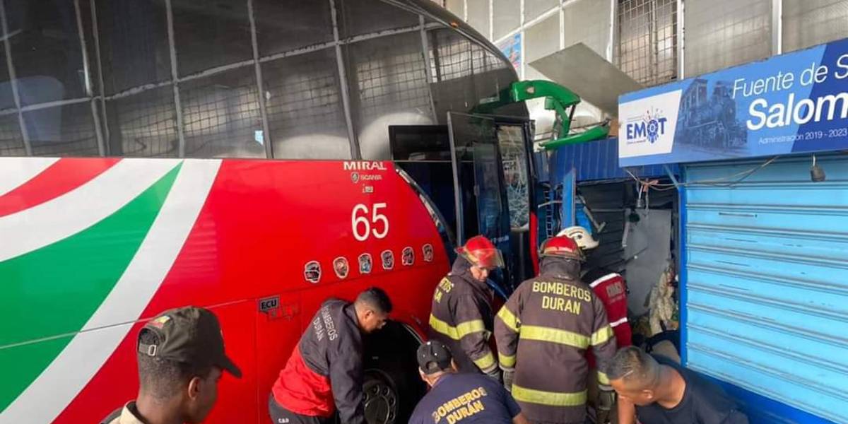 Bus se estrelló contra un quiosco en el Terminal de Durán