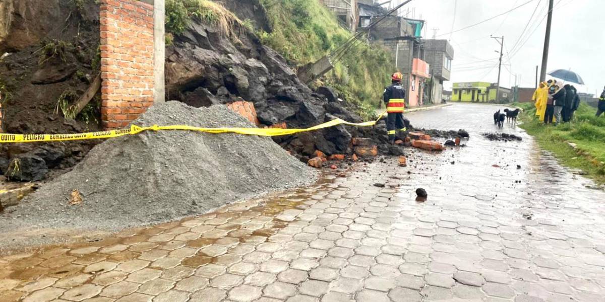 Lluvias en Quito provocan deslizamientos de tierra en varios sectores
