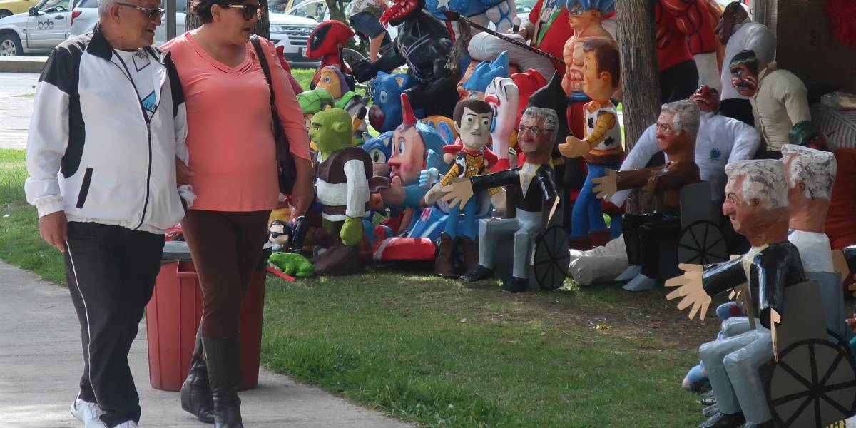 El coronavirus, entre los monigotes a quemar esta Nochevieja en Ecuador