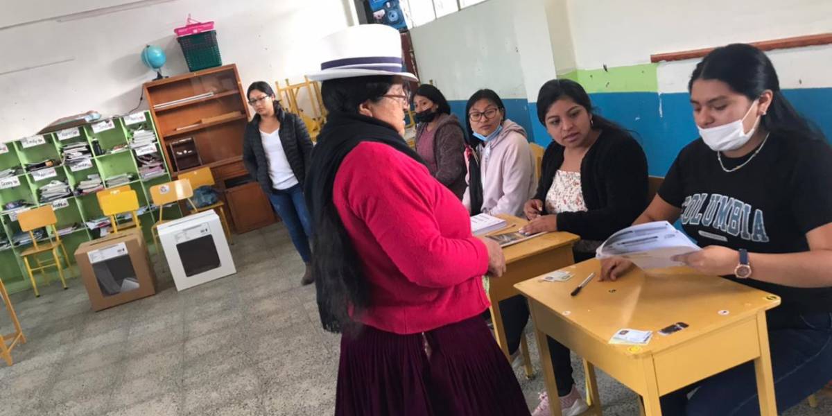 Elecciones Ecuador 2023: votantes acuden con normalidad a los 4.380 recintos del país