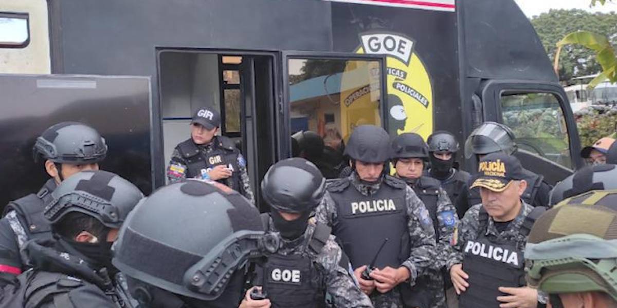Violencia en Ecuador: mujer murió tras ser baleada al interior de un patrullero en Guayaquil