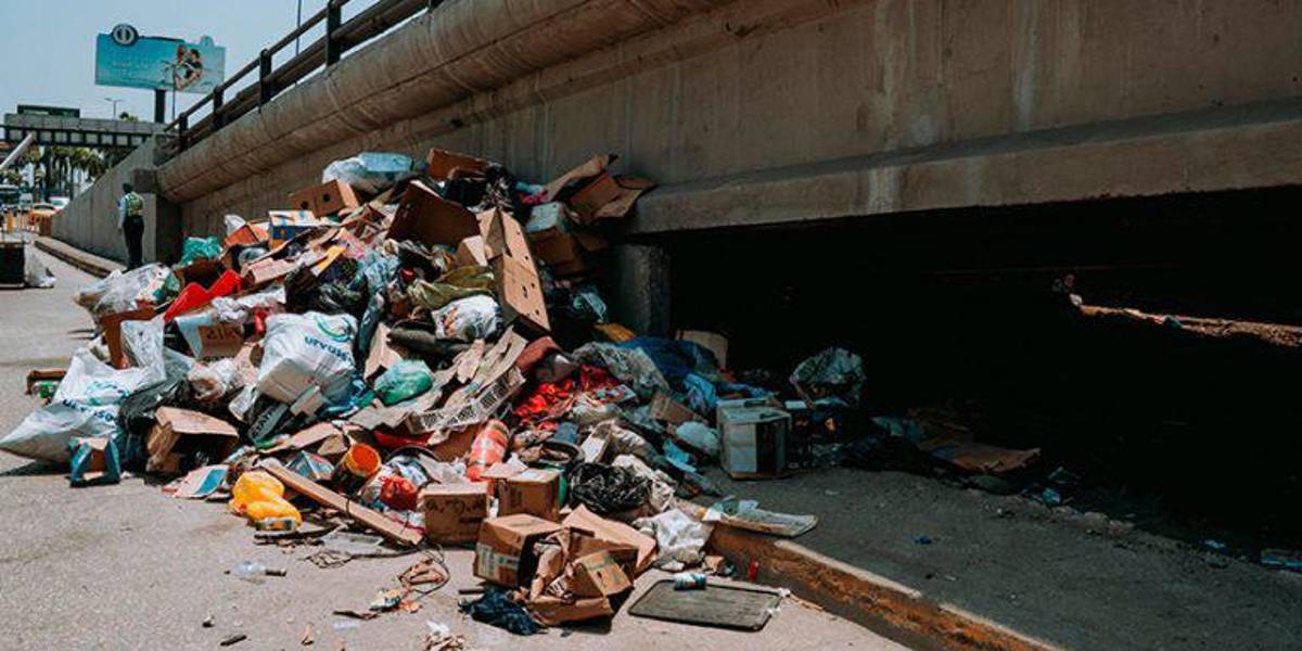 16 toneladas de basura fueron retiradas del paso elevado en la avenida Pedro Menéndez Gilbert, norte de Guayaquil