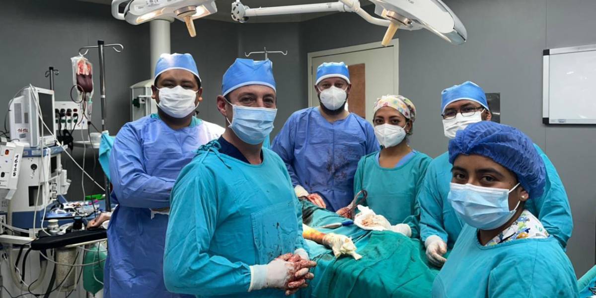 A una niña le colocaron una prótesis de titanio como fémur en el Hospital Baca Ortiz