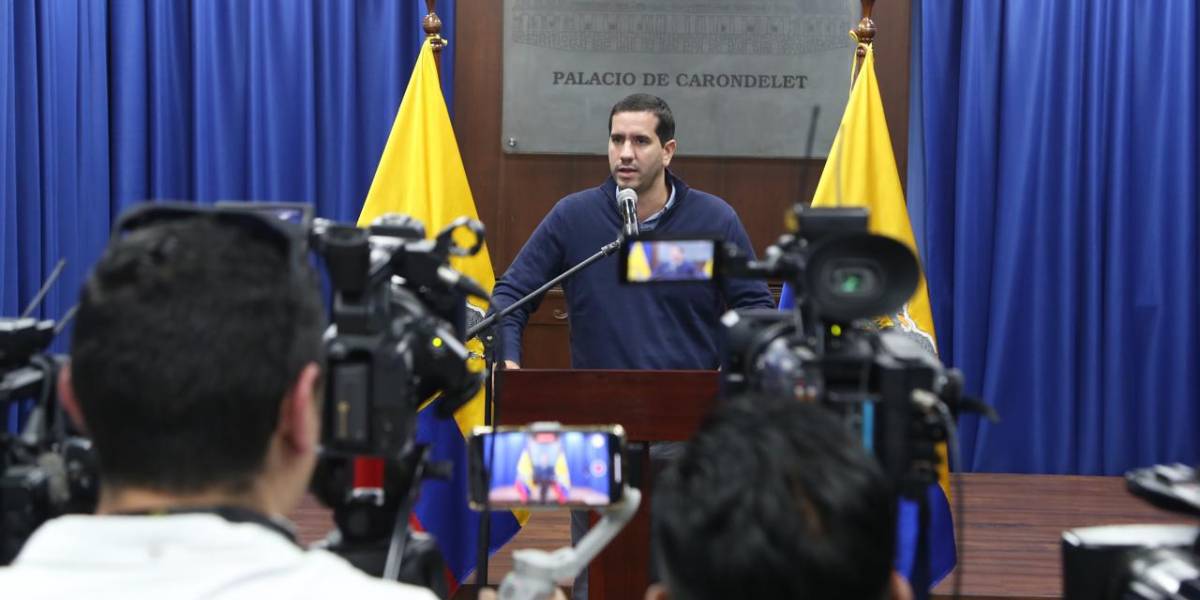 El ministro Roberto Luque, durante la séptima ruedas de prensa para actualizar sobre la situación energética en Ecuador.
