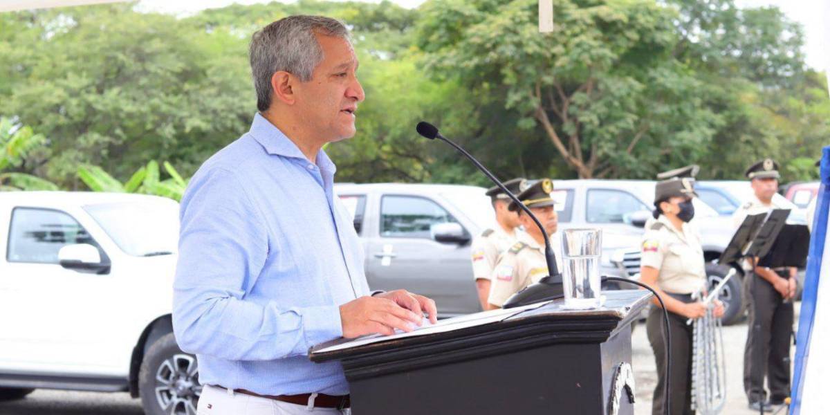 Gobierno entrega camionetas para labores de inteligencia de la Policía en Guayaquil, Durán y Samborondón