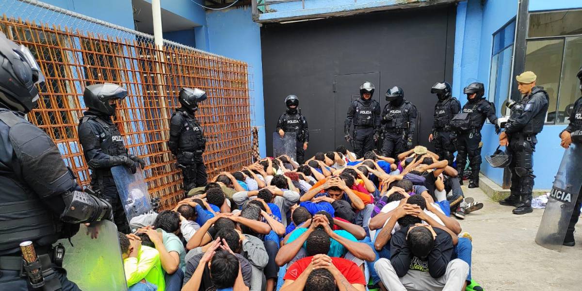 Cárcel de El Inca: 64 presos fueron trasladados a otros centros penitenciarios del país