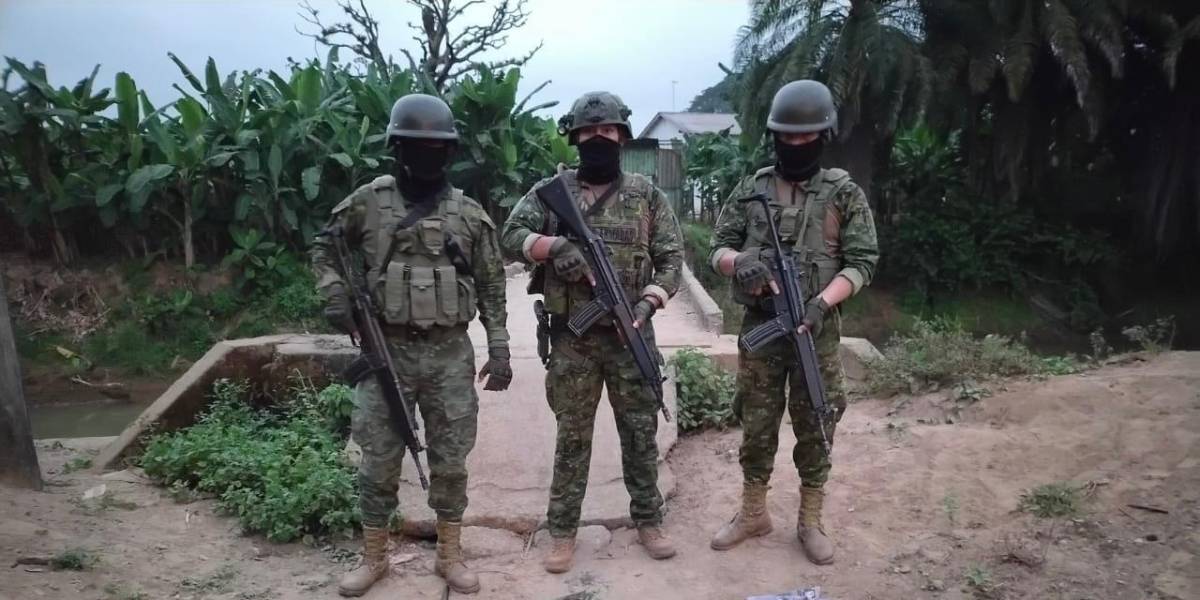 El Ejército halló prendas militares y policiales ocultas en casa abandonada de Los Ríos