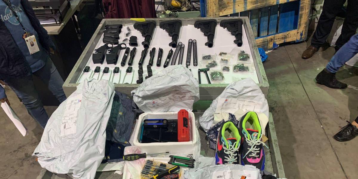 Hallan en Quito partes de fusiles ocultas entre ropa y zapatos procedentes de Nueva York