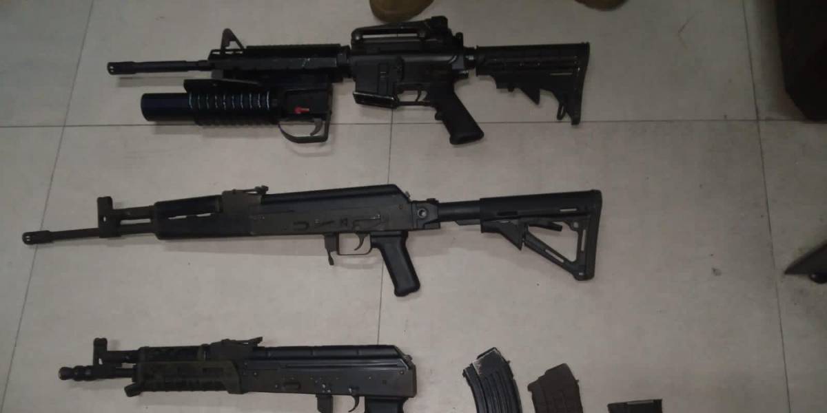 Fusiles y lanzagranadas presuntamente de Los Lobos fueron decomisados en Quevedo