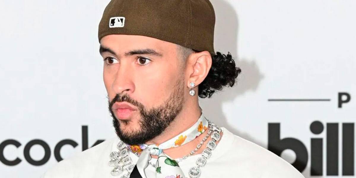 Bad Bunny publica controversial foto en corset y en calzoncillos: No puedo respirar
