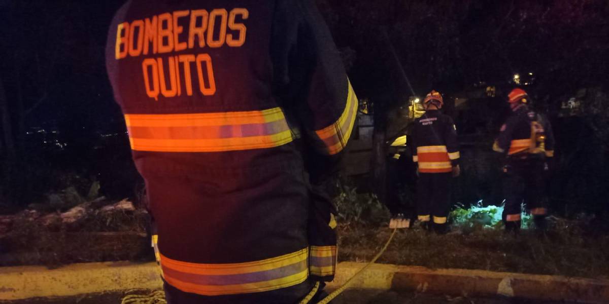Quito: un vehículo cayó al interior de una quebrada en Sauces del Valle