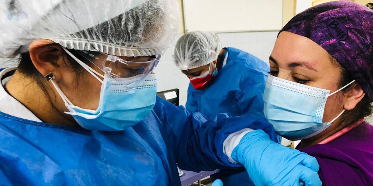 Confirman que las vacunas son efectivas contra ómicron y otras variantes