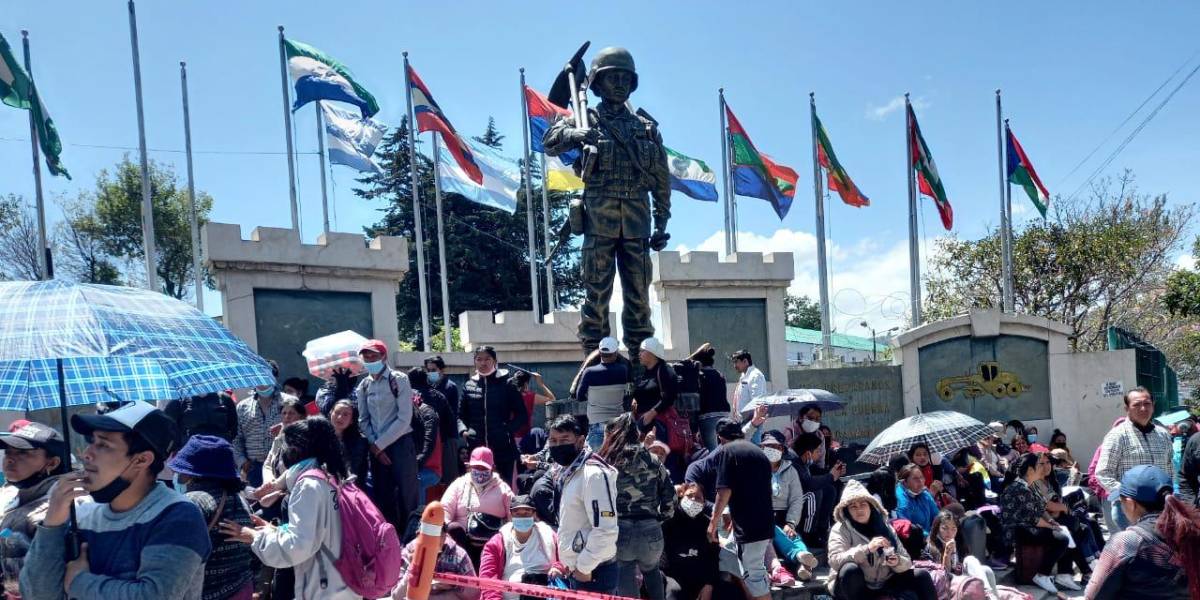 Masiva concurrencia de jóvenes para el servicio militar en el país