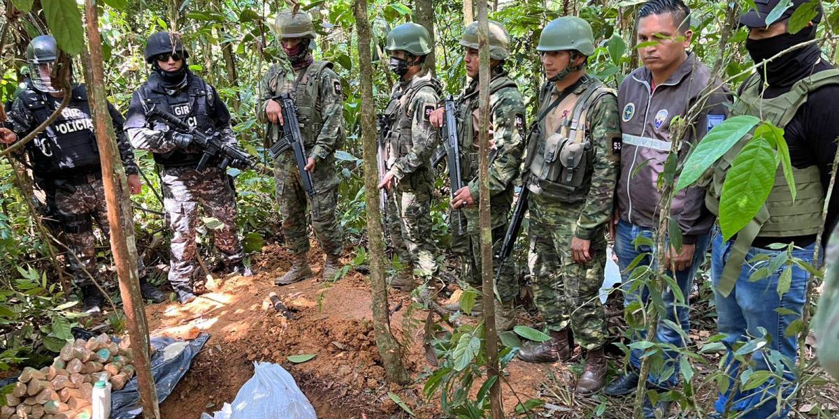 Militares de Ecuador hallan más de 750 minas antipersonas en frontera con Colombia