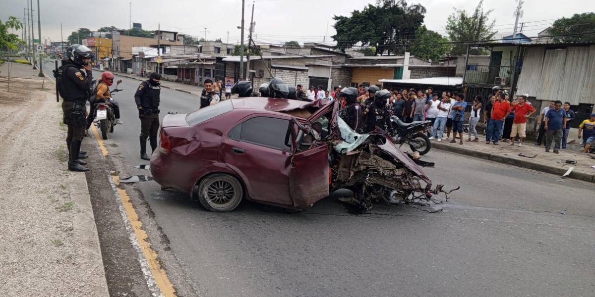 Policía capturó a tres presuntos delincuentes, después que se chocaran contra poste de luz, en el norte de Guayaquil