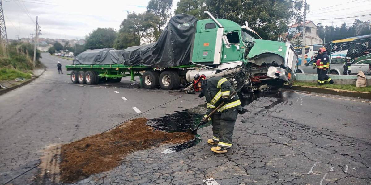 Quito: un tráiler se accidentó en la avenida Simón Bolívar