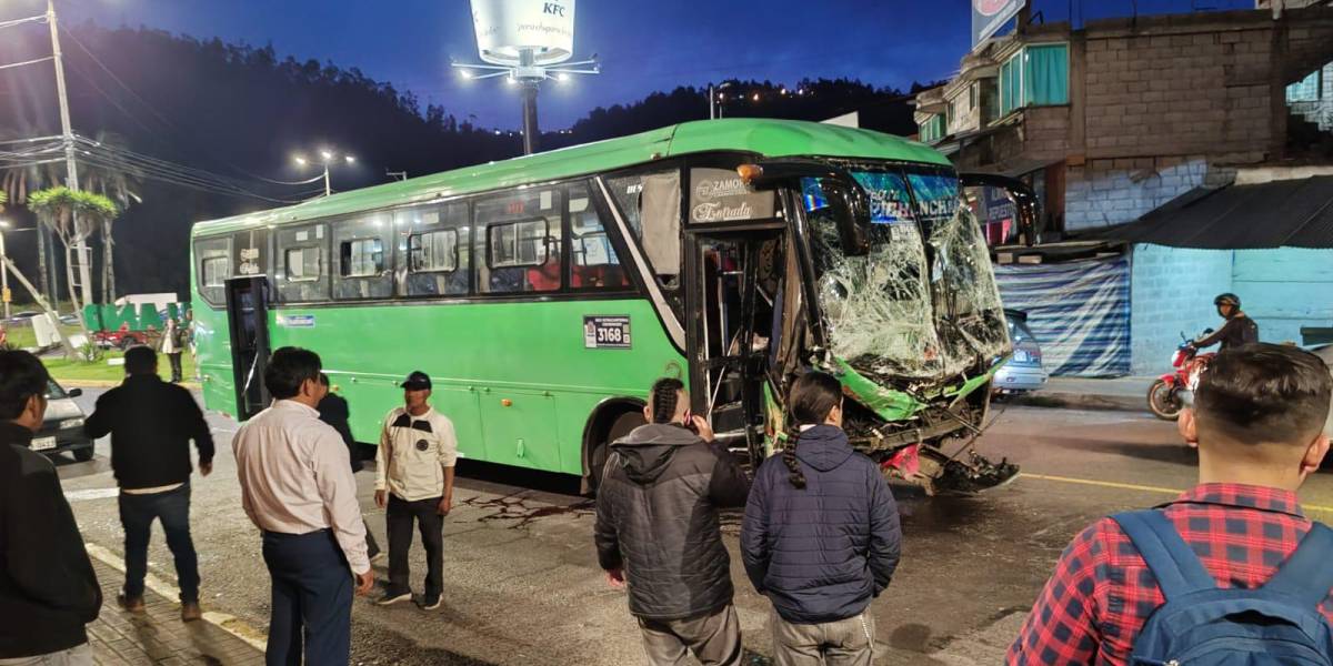 Quito: un choque múltiple se dio en la av. Simón Bolívar, a la altura del puente de Gualo
