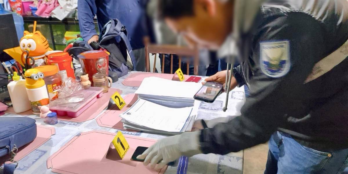 La Fiscalía realizó allanamientos en Pichincha, Azuay y Bolívar para investigar el delito de tráfico de influencias