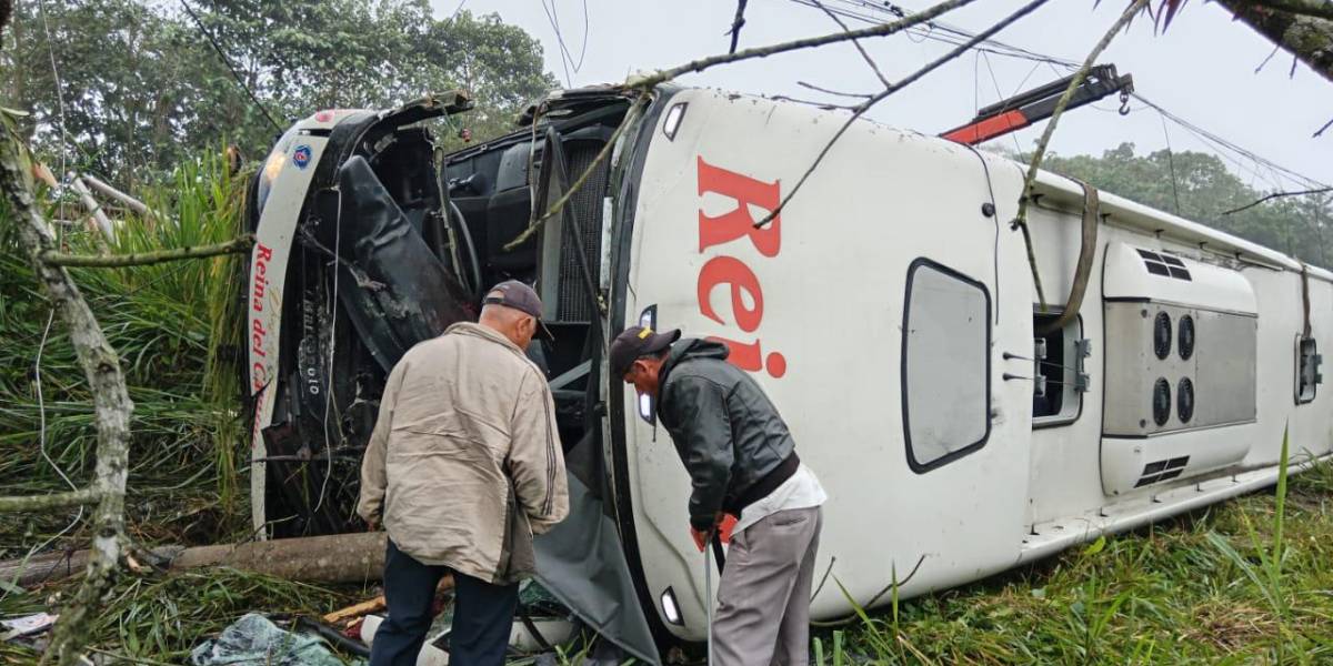 Manabí: un fallecido y tres heridos tras volcamiento de bus en la vía a Chone