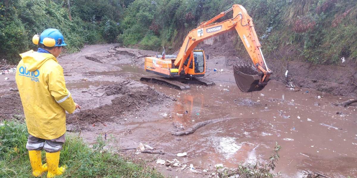 Quito: 11 viviendas resultaron afectadas tras desbordamiento de quebrada en La Pulida